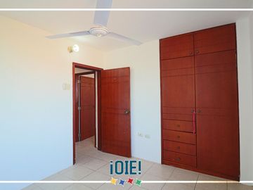 Casa de 3 dormitorios en Venta en Urbanizacion Mar Azul, Manta, Ecuador.