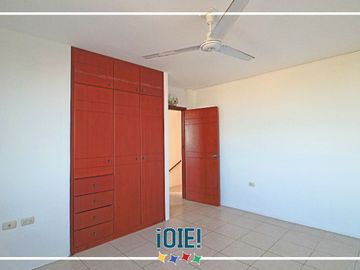 Casa de 3 dormitorios en Venta en Urbanizacion Mar Azul, Manta, Ecuador.