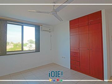 Casa de 3 dormitorios en Venta en Urbanizacion Mar Azul, Manta, Ecuador.