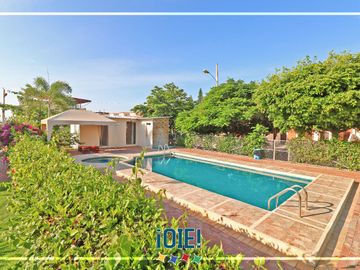 Casa de 3 dormitorios en Venta en Urbanizacion Mar Azul, Manta, Ecuador.
