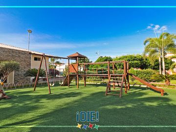 Casa de 3 dormitorios en Venta en Urbanizacion Mar Azul, Manta, Ecuador.