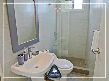 Casa de playa multifamiliar con cabaña y área adicional en Grey Stage, en Santa Marianita, Manta