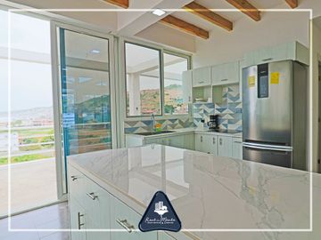 Casa de playa multifamiliar con cabaña y área adicional en Grey Stage, en Santa Marianita, Manta