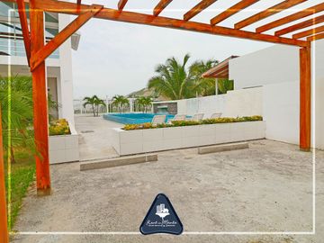 Casa de playa multifamiliar con cabaña y área adicional en Grey Stage, en Santa Marianita, Manta
