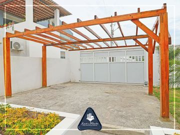 Casa de playa multifamiliar con cabaña y área adicional en Grey Stage, en Santa Marianita, Manta