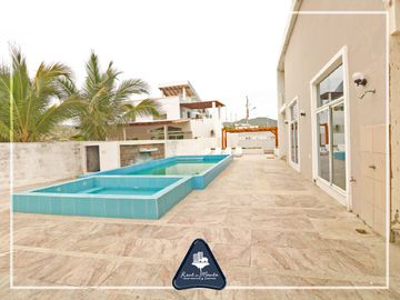 Casa de playa multifamiliar con cabaña y área adicional en Grey Stage, en Santa Marianita, Manta
