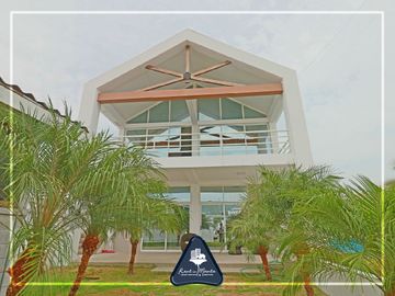 Casa de playa multifamiliar con cabaña y área adicional en Grey Stage, en Santa Marianita, Manta