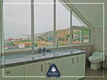 Casa de playa multifamiliar con cabaña y área adicional en Grey Stage, en Santa Marianita, Manta