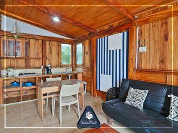 Casa de playa multifamiliar con cabaña y área adicional en Grey Stage, en Santa Marianita, Manta