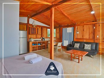 Casa de playa multifamiliar con cabaña y área adicional en Grey Stage, en Santa Marianita, Manta