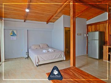 Casa de playa multifamiliar con cabaña y área adicional en Grey Stage, en Santa Marianita, Manta