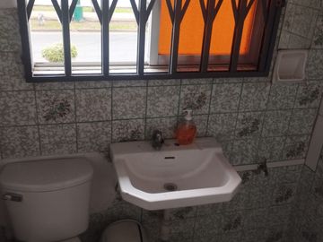 SE ALQUILA OFICINA EN AV ALISOS  2DO PISO 35M2