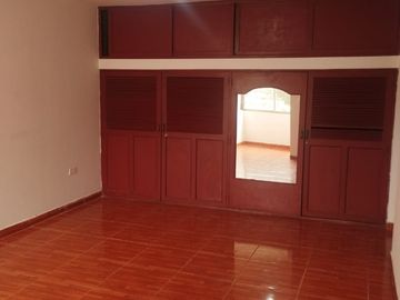 SE ALQUILA OFICINA EN AV ALISOS  2DO PISO 35M2
