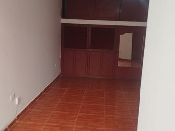 SE ALQUILA OFICINA EN AV ALISOS  2DO PISO 35M2
