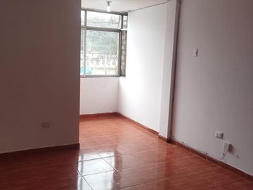 SE ALQUILA OFICINA EN AV ALISOS  2DO PISO 35M2
