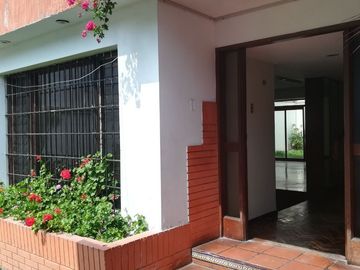 ¡Ubicadisima! Casa en Venta - Av Pablo Carriquiry San Isidro