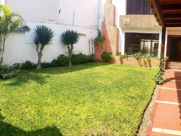 ¡Ubicadisima! Casa en Venta - Av Pablo Carriquiry San Isidro
