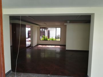 ¡Ubicadisima! Casa en Venta - Av Pablo Carriquiry San Isidro