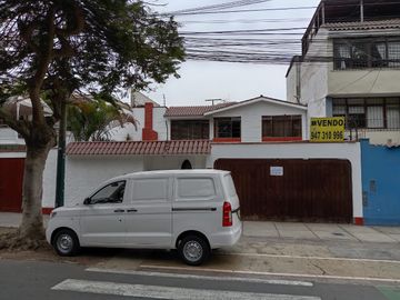 ¡Ubicadisima! Casa en Venta - Av Pablo Carriquiry San Isidro