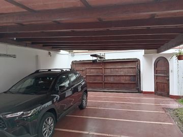 ¡Ubicadisima! Casa en Venta - Av Pablo Carriquiry San Isidro