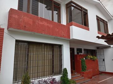 ¡Ubicadisima! Casa en Venta - Av Pablo Carriquiry San Isidro