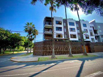 BAJO DE PRECIO!!! EXCLUSIVO DEPARTAMENTO EN VENTA CON AMPLIA TERRAZA Y FRENTE A PARQUE EN CHACARILLA - SURCO