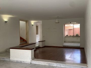 Casa en 18 de Marzo entre Himno Nacional y Av. Scop
