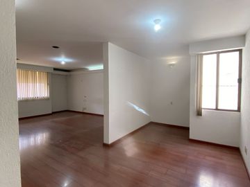 Casa en 18 de Marzo entre Himno Nacional y Av. Scop