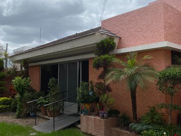 Casa en 18 de Marzo entre Himno Nacional y Av. Scop