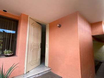 Casa en 18 de Marzo entre Himno Nacional y Av. Scop