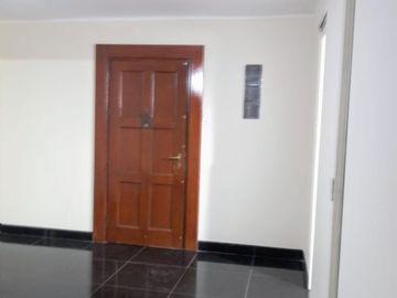 Venta De Departamento Flat En Los Robles, San Isidro 87m2