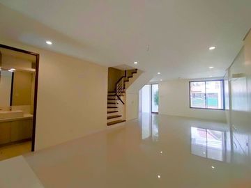 Architect Elegant Design 2Storey Duplex House and Lot in Betterliving Subdivision Parañaque