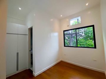 Minimalist 3Storey Triplex House and Lot in Betterliving Subdivision Parañaque