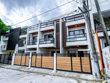 PRE-SELLING 4-5 Bedrooms Modern 3storey townhouse in Pilar very accessible going to Daang Hari