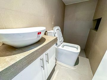 PRE-SELLING 4-5 Bedrooms Modern 3storey townhouse in Pilar very accessible going to Daang Hari