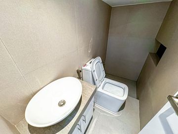 PRE-SELLING 4-5 Bedrooms Modern 3storey townhouse in Pilar very accessible going to Daang Hari