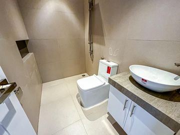 PRE-SELLING 4-5 Bedrooms Modern 3storey townhouse in Pilar very accessible going to Daang Hari