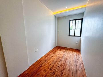 PRE-SELLING 4-5 Bedrooms Modern 3storey townhouse in Pilar very accessible going to Daang Hari