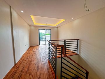 PRE-SELLING 4-5 Bedrooms Modern 3storey townhouse in Pilar very accessible going to Daang Hari