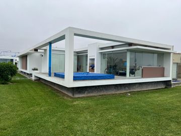 Venta de Casa de Playa en Gaviotas, Asia – Primera Fila Frente al Malecón – 230m2
