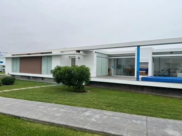Venta de Casa de Playa en Gaviotas, Asia – Primera Fila Frente al Malecón – 230m2