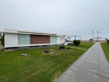 Venta de Casa de Playa en Gaviotas, Asia – Primera Fila Frente al Malecón – 230m2