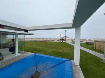 Venta de Casa de Playa en Gaviotas, Asia – Primera Fila Frente al Malecón – 230m2