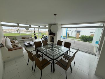 Venta de Casa de Playa en Gaviotas, Asia – Primera Fila Frente al Malecón – 230m2