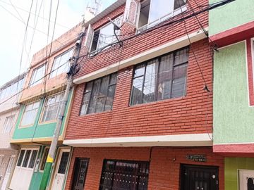 KENNEDY- CASA CON RENTA EN BUEN ESTADO