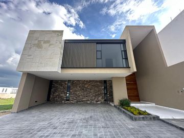 SE VENDE Casa nueva en bosque