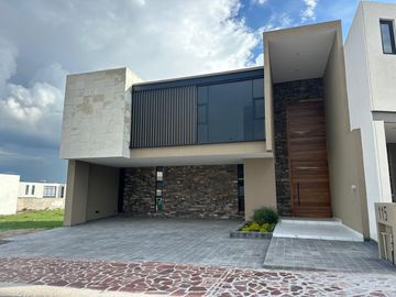 SE VENDE Casa nueva en bosque