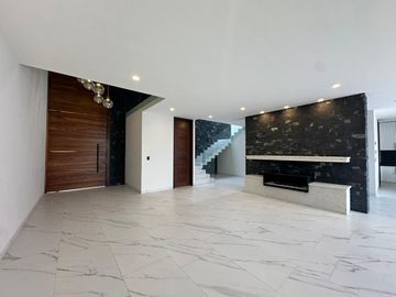 SE VENDE Casa nueva en bosque