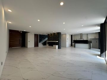 SE VENDE Casa nueva en bosque