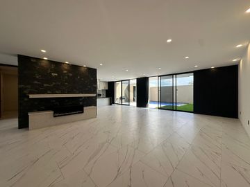 SE VENDE Casa nueva en bosque